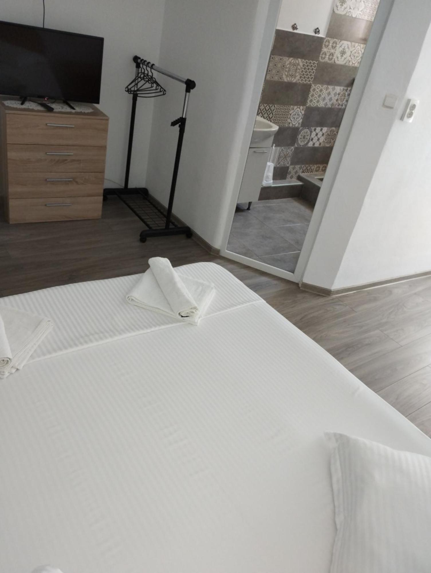 Casamarinela Hotell Orşova Exteriör bild