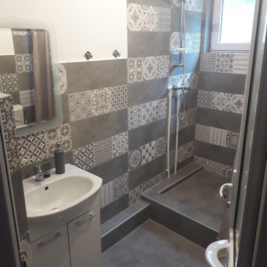 Casamarinela Hotell Orşova Exteriör bild